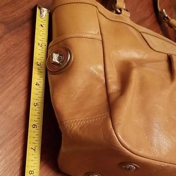 Coach F13761 tan patent leather purse! - Picture 5 of 10